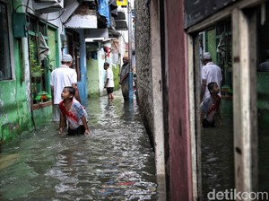 Jakarta Kebanjiran, PPKM Mikro Masih Efektif Atasi COVID-19?