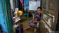 Warga tetap bertahan di dalam rumah meski banjir merendam permukiman tersebut.
