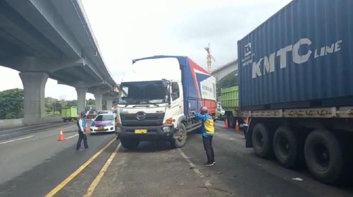 Tol Jakarta-Cikampek arah Jakarta contra flow, imbas banjir