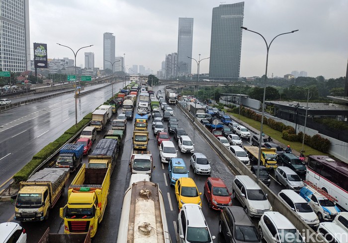 Banjir merendam ruas tol JORR di TB Simatupang, Jakarta Selatan, Sabtu (20/2/2021). Arus lalulintas pun macet akibat banjir tersebut.