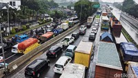 Kemacetan tampak mengular panjang.