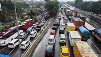 Arus lalu lintas yang mengarah ke Kampung Rambutan macet panjang.