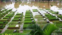Area pemakaman ini terendam banjir sejak dini hari tadi.