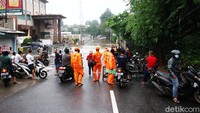Banjir juga merendam Jalan Benda Bawah, Kelurahan Cilandak Timur, Jakarta Selatan.