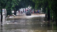 Arus lalu lintas yang mengarah ke TPU Jeruk Purut pun terputus akibat banjir.