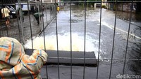 Banjir ini akibat meluapnya Kali Krukut.