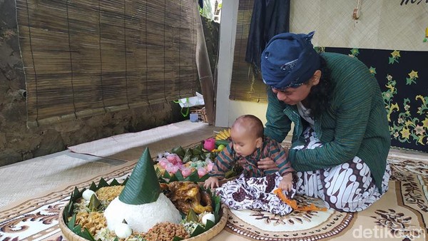 Kemudian, meniti 7 anak tangga yang terbuat dari tebu arjuna atau tebu wulung. Tebu dari kata antemping kalbu, dari orangtua membimbing anak tersebut supaya menapaki tujuh tingkatan kehidupan. Tujuh atau pitu ini dimaksudkan dengan pitulungan, kalau anak sudah pada level pitulungan, maka semuanya diserahkan pada Allah SWT. (Eko Susanto/detikTravel) Kemudian, meniti 7 anak tangga yang terbuat dari tebu arjuna atau tebu wulung. Tebu dari kata antemping kalbu, dari orangtua membimbing anak tersebut supaya menapaki tujuh tingkatan kehidupan. Tujuh atau pitu ini dimaksudkan dengan pitulungan, kalau anak sudah pada level pitulungan, maka semuanya diserahkan pada Allah SWT. (Eko Susanto/detikTravel)