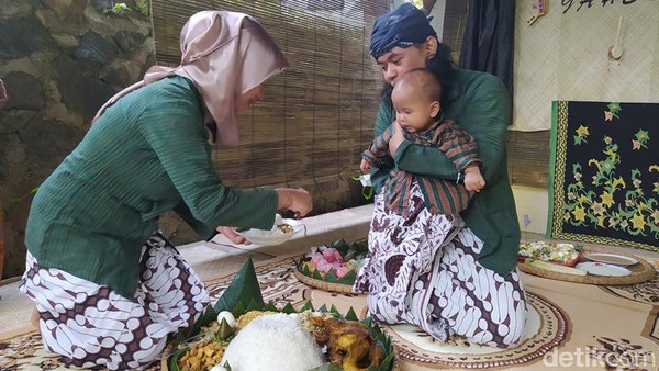 Tradisi tedak siten masih dilestarikan di wilayah Magelang yang berlangsung di kawasan Gunung Merbabu, Merapi, Andong, Sumbing dan kawasan Menoreh. Kehadiran anak-anak dalam tedak siten sekaligus untuk mengenalkan dan melestarikan kepada generasi selanjutnya. (Eko Susanto/detikTravel) Tradisi tedak siten masih dilestarikan di wilayah Magelang yang berlangsung di kawasan Gunung Merbabu, Merapi, Andong, Sumbing dan kawasan Menoreh. Kehadiran anak-anak dalam tedak siten sekaligus untuk mengenalkan dan melestarikan kepada generasi selanjutnya. (Eko Susanto/detikTravel)