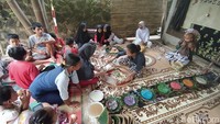  Acara ditutup dengan makan bersama. Dalam tradisi Jawa, anak usia 7 bulan ini mengalami fase dia mulai yang namanya tedak siten atau turun tanah. Jadi anak ini mulai mengenal yang namanya Ibu Pertiwi karena dia akan mulai aktivitas di bumi. (Eko Susanto/detikTravel)