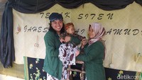 Inilah tradisi Tedak Siten yang dilakukan pasangan Abbet Nugroho dan Siti K untuk putra pertama mereka yang bernama Gahez Rakai Pramudya Maheswara yang tepat berusia 7 bulan dalam perhitungan Jawa. Mereka tinggal di Dusun Karangtengah, Desa Ngadiharjo, Kecamatan Borobudur, Kabupaten Magelang, Jawa Tengah. (Eko Susanto/detikTravel)