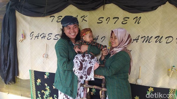 Inilah tradisi Tedak Siten yang dilakukan pasangan Abbet Nugroho dan Siti K untuk putra pertama mereka yang bernama Gahez Rakai Pramudya Maheswara yang tepat berusia 7 bulan dalam perhitungan Jawa. Mereka tinggal di Dusun Karangtengah, Desa Ngadiharjo, Kecamatan Borobudur, Kabupaten Magelang, Jawa Tengah. (Eko Susanto/detikTravel) Inilah tradisi Tedak Siten yang dilakukan pasangan Abbet Nugroho dan Siti K untuk putra pertama mereka yang bernama Gahez Rakai Pramudya Maheswara yang tepat berusia 7 bulan dalam perhitungan Jawa. Mereka tinggal di Dusun Karangtengah, Desa Ngadiharjo, Kecamatan Borobudur, Kabupaten Magelang, Jawa Tengah. (Eko Susanto/detikTravel)