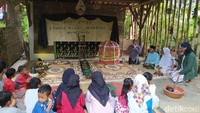 Harapannya, apa yang si anak ini pilih akan jadi cita-citanya yang kesampaian di masa depan. Acara tedak siten ini dipandu oleh seorang dalang bernama Ki Eko Sunyoto dan mengundang anak-anak lainnya. (Eko Susanto/detikTravel)