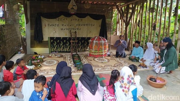 Harapannya, apa yang si anak ini pilih akan jadi cita-citanya yang kesampaian di masa depan. Acara tedak siten ini dipandu oleh seorang dalang bernama Ki Eko Sunyoto dan mengundang anak-anak lainnya. (Eko Susanto/detikTravel) Harapannya, apa yang si anak ini pilih akan jadi cita-citanya yang kesampaian di masa depan. Acara tedak siten ini dipandu oleh seorang dalang bernama Ki Eko Sunyoto dan mengundang anak-anak lainnya. (Eko Susanto/detikTravel)