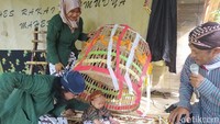 Usai dari menginjak tanah, Maheswara dimasukkan di bawah kurungan ayam yang berisi mainan, buku, alat tulis, alquran, uang dan lain sebagainya. Diharapkan saat berada di bawah kurungan tersebut dia bisa memilih apapun yang disukainya. (Eko Susanto/detikTravel)