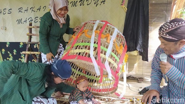 Usai dari menginjak tanah, Maheswara dimasukkan di bawah kurungan ayam yang berisi mainan, buku, alat tulis, alquran, uang dan lain sebagainya. Diharapkan saat berada di bawah kurungan tersebut dia bisa memilih apapun yang disukainya. (Eko Susanto/detikTravel) Usai dari menginjak tanah, Maheswara dimasukkan di bawah kurungan ayam yang berisi mainan, buku, alat tulis, alquran, uang dan lain sebagainya. Diharapkan saat berada di bawah kurungan tersebut dia bisa memilih apapun yang disukainya. (Eko Susanto/detikTravel)