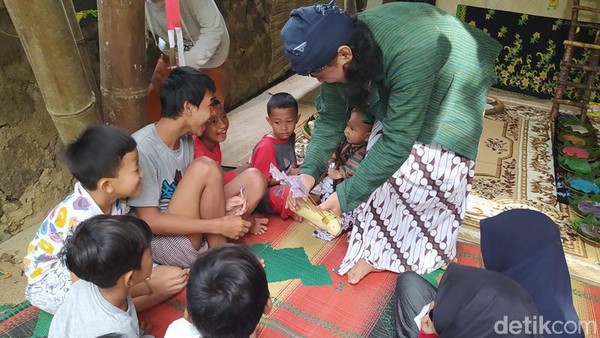 Dalam tradisi tedak siten tersebut banyak filosofinya. Mulai dari proses siraman, menginjak jadah tujuh warna, menaiki tangga tebu dan seterusnya. Prosesi siraman untuk menyucikan lahir batin, kemudian menginjak jadah dengan berwarna tujuh adalah rangkaian warna gelap ke warna terang, anak ini diharapkan menuju pencerahan. (Eko Susanto/detikTravel) Dalam tradisi tedak siten tersebut banyak filosofinya. Mulai dari proses siraman, menginjak jadah tujuh warna, menaiki tangga tebu dan seterusnya. Prosesi siraman untuk menyucikan lahir batin, kemudian menginjak jadah dengan berwarna tujuh adalah rangkaian warna gelap ke warna terang, anak ini diharapkan menuju pencerahan. (Eko Susanto/detikTravel)