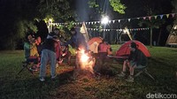 Bora Bora Camp Day dilengkapi dengan 6 gazebo, 1 musholla, 1 toilet umum, Bora Bora Cafe, dan lapangan luas untuk pengunjung yang ingin menikmati malam dengan kemping. Di tempat ini juga, menyewakan tenda camping satu set lengkap. (Muhammad Riyas/detikTravel)