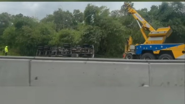 Truk terguling di KM 50 Tol Jakarta-Cikampek. Foto hasil screenshot video dari Instagram @indyrahmawati.