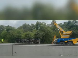 Sempat Bikin Macet, Truk Terguling di Km 50 Tol Japek Sudah Dievakuasi