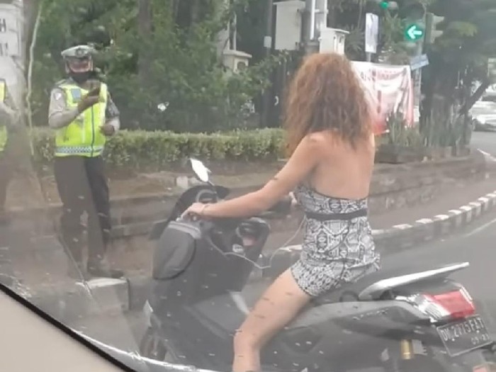 Viral bule asal Rusia tetap mendebat polisi meski didapati tak mengenakan helm dan masker (Screenshot video viral)
