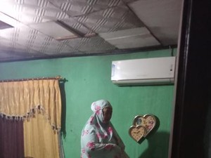 Viral Ibu Ini Salat Tahajud di Kasur saat Rumahnya Kebanjiran, Bikin Kaget