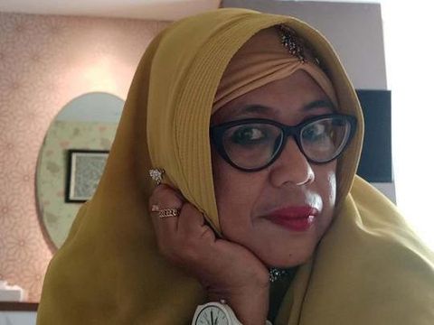 Viral di Twitter, seorang ibu yang sholat tahajud ketika banjir di atas kasur.