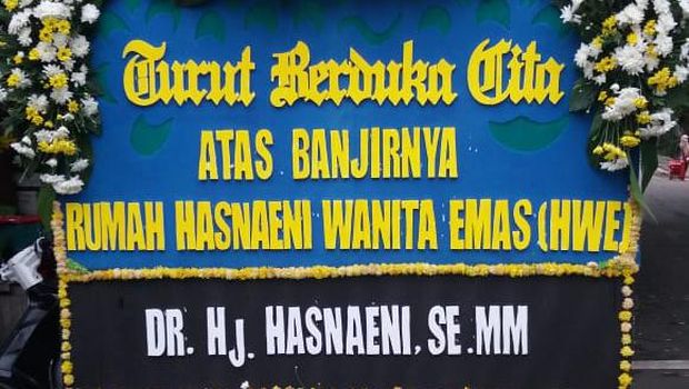 Wanita Emas kirimi Anies karangan bunga usai rumahnya di Kemang kebanjiran. Foto dikirimkan oleh narasumber Hasnaeni Moein atau Wanita Emas.