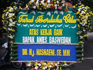 Karangan Bunga Satire Wanita Emas Untuk Anies Gegara Rumah Banjir