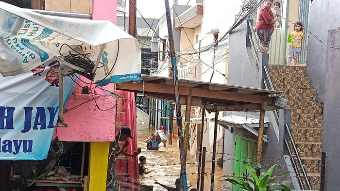 Warga Kebon Pala, Kampung Melayu, Jakarta Timur, memilih bertahan di rumah daripada ke pengungsian.