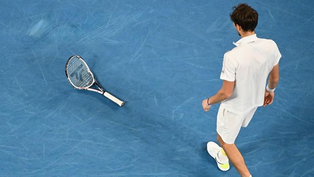 MELBOURNE, AUSTRALIA - FEBRUARY 21: Daniil Medvedev of Russia  breaks his racquet in his Men's Singles Final match against Novak Djokovic of Serbia during day 14 of the 2021 Australian Open at Melbourne Park on February 21, 2021 in Melbourne, Australia. (Photo by Quinn Rooney/Getty Images)
