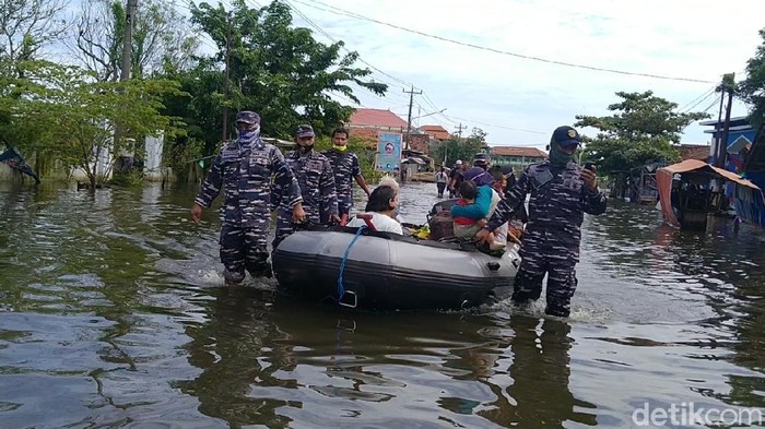 Anggota TNI AL mengevakuasi warga terdampak banjir di Panjang Baru, Pekalongan Utara, Kota Pekalongan, Minggu (21/2/2021).