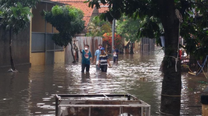 Jl Pondok Karya, Mampang Prapatan, Jaksel, masih banjir pagi ini, MInggu (21/2/2021).
