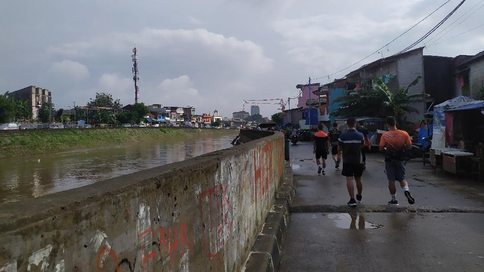 Jl Inspeksi Kampung Pulo, Jaktim, tidak banjir,Minggu (21/2/2021).