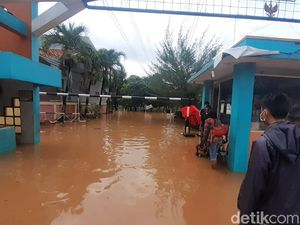 Masih Banjir, Sebagian Warga Bumi Nasio Indah Bekasi Bertahan di Rumah