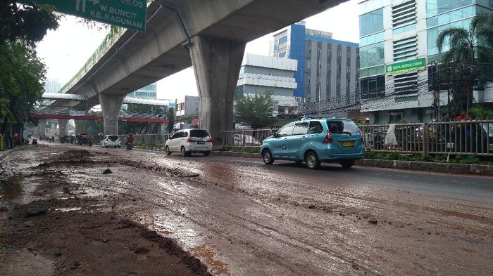 Banjir di Jalan Tendean sudah surut pagi ini, Minggu (21/2/2021). (Foto: Adhyasta/detikcom)
