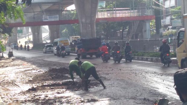 Banjir di Jalan Tendean sudah surut pagi ini, Minggu (21/2/2021). (Foto: Adhyasta/detikcom)