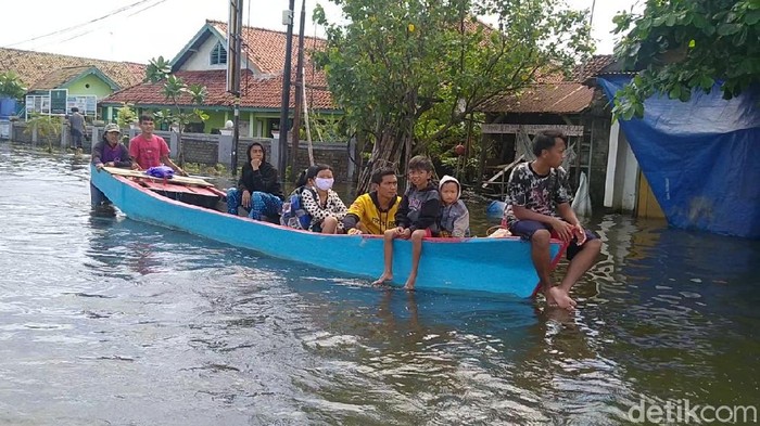 Banjir di Kota Pekalongan, Jawa Tengah, hingga saat ini belum surut, Minggu (21/2/2021). Perahu nelayan mondar-mandir di jalanan sebagai alat transportasi andalan warga terdampak.