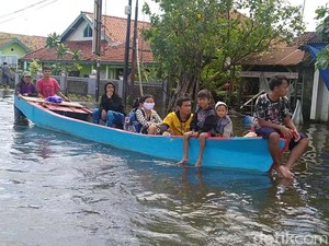 Banjir Kota Pekalongan Belum Surut, Perahu Mondar-mandir di Jalanan