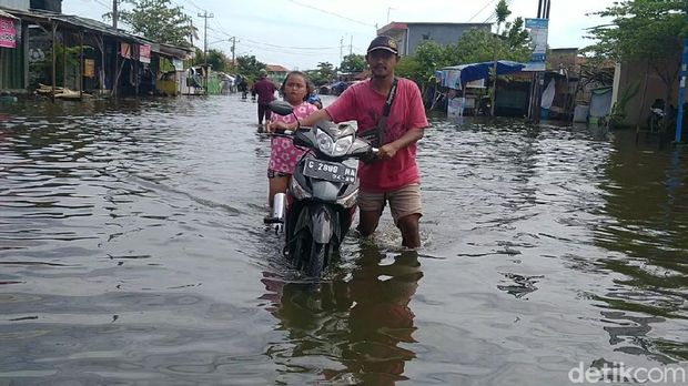 Banjir di Panjang Wetan, Kota Pekalongan, Minggu (21/2/2021).