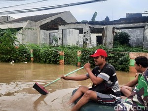 Melihat Perjuangan Petugas Evakuasi Pasien COVID di Tengah Banjir Bekasi
