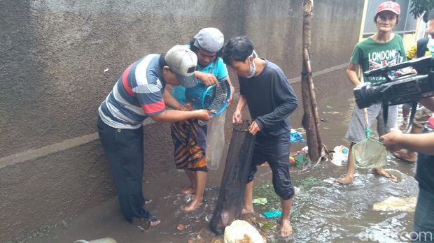 Banjir di Pondok Karya Jaksel Mulai Surut, Warga Berburu Lele Lepas
