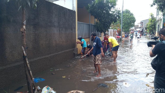 Banjir di Pondok Karya Jaksel Mulai Surut, Warga Berburu Lele Lepas