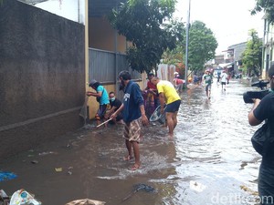Banjir di Pondok Karya Jaksel Mulai Surut, Warga Berburu Lele Lepas