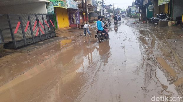 Banjir surut, lumpur berserakan di Pondok Gede Permai, Bekasi (Afzal/detikcom)