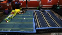 Saat banjir melanda Perumahan PGP Kota Bekasi, warga mengungsi di kantor logistik dan peralatan BNPB.