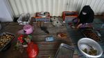 Banjir Surut, Para Lansia Masih Bertahan di Pengungsian