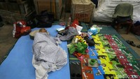 Lokasi pengungsian ini berada di pintu masuk Perumahan PGP Jatiasih.
