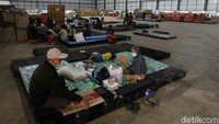 Meski banjir telah surut, namun warga korban banjir masih bertahan di posko pungungsian BNPB, yang berada di kawasan Perumahan PGP Bekasi, Jati Asih, Kota Bekasi, Minggu (21/02/2021).