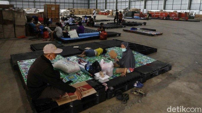 Banjir Surut, Para Lansia Masih Bertahan di Pengungsian Meski banjir di Perumahan Pondok Gede Permai Bekasi telah surut, sejumlah warga masih bertahan di pengungsian. Mereka yang bertahan di pengungsian kebanyakan Lansia.
