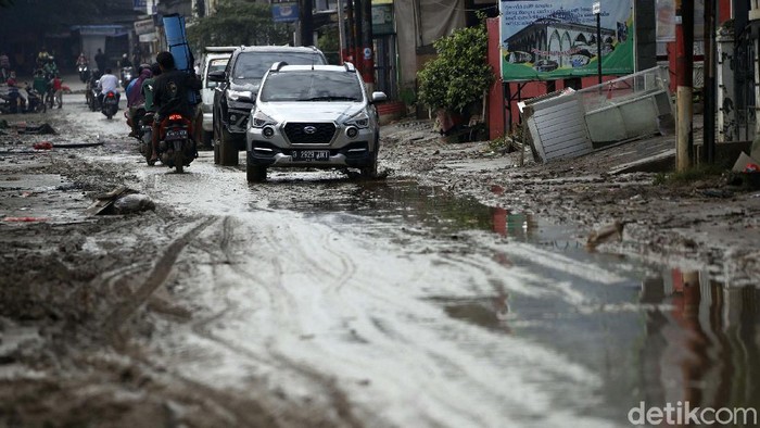 Banjir yang merendam Perumahan Pondok Gede Permai (PGP), Jati Asih, Kota, Bekasi, telah surut, Minggu (21/2). Kini kawasan perumahan tersebut dipenuhi lumpur.